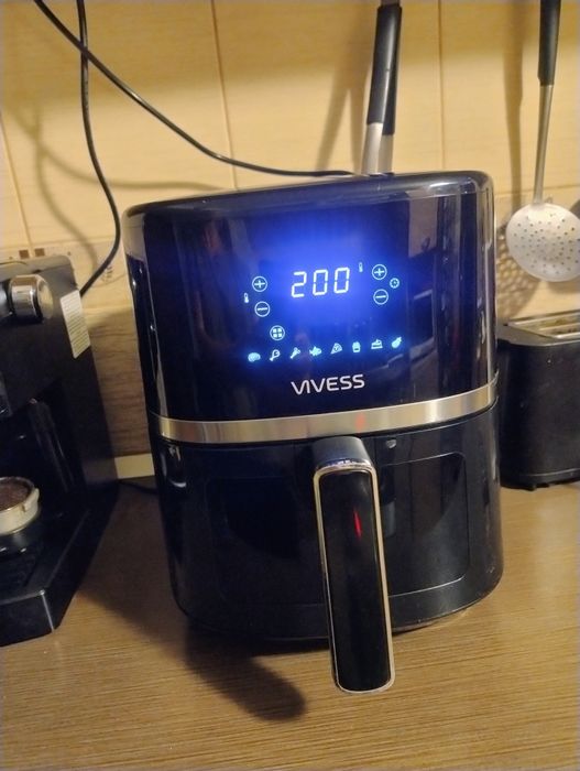 Airfryer vivess, aproape nou. Preț 200 lei.