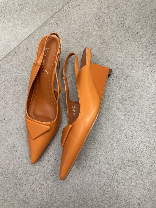 Два чифта нови обувки- оранжеви и черни