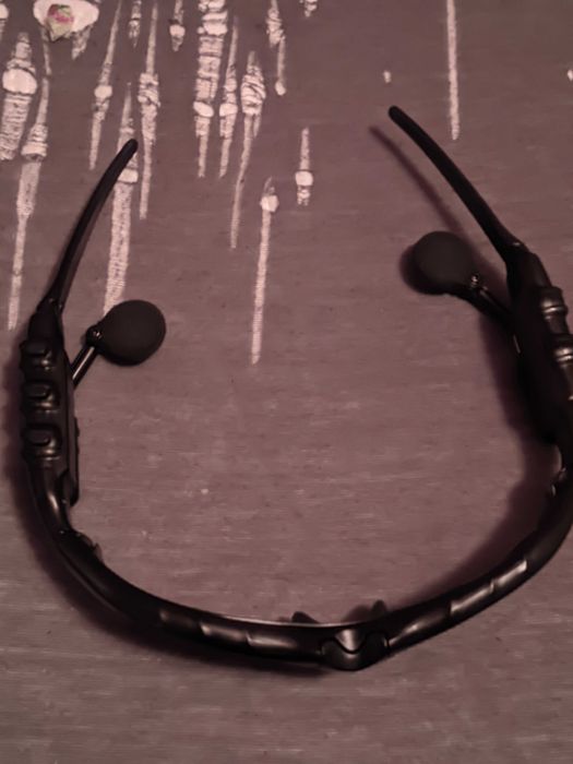 Очила с вградени слушалки и зарядно