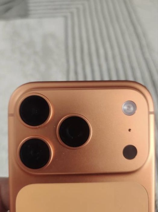 Срочно Продам IPHONE 17 PRO оранжевый