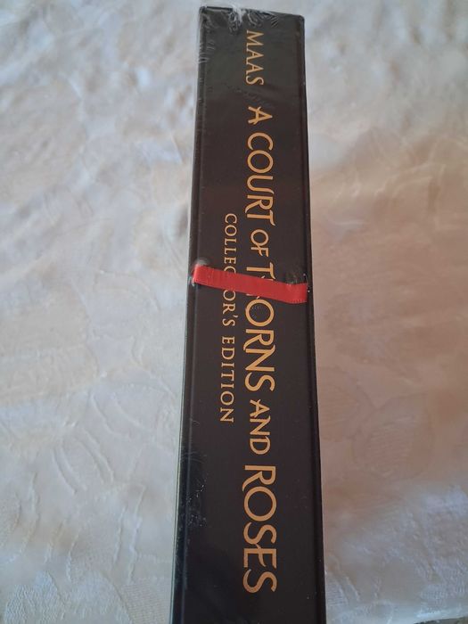 Продавам книга на английски език A court of thorns and roses