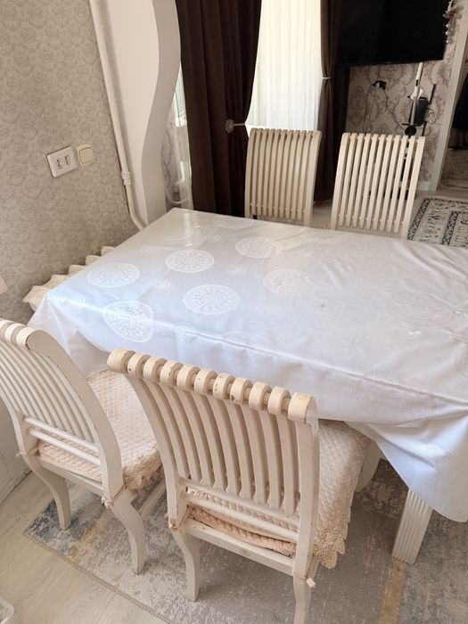 Продам кухонный стол со стульями