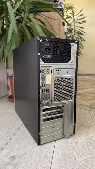 Продавам компютър подходящ за игри Xeon/16gb DDR3/RX470 4GB/SSD