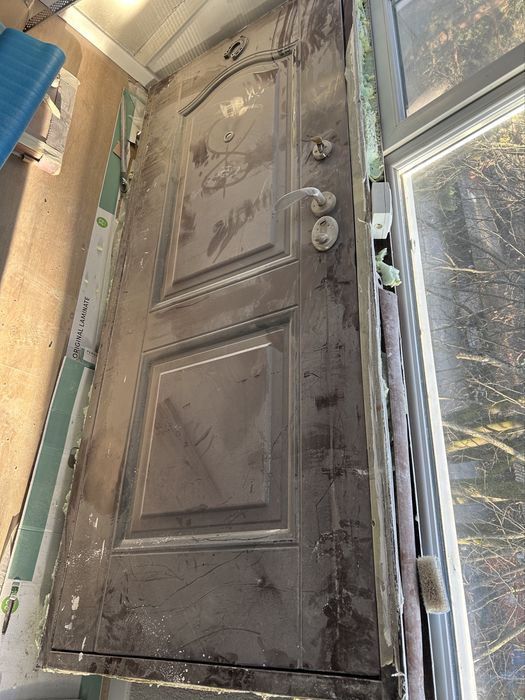 Vand usa metalica de apartament