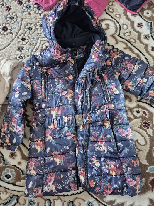 Продам куртки на девочку