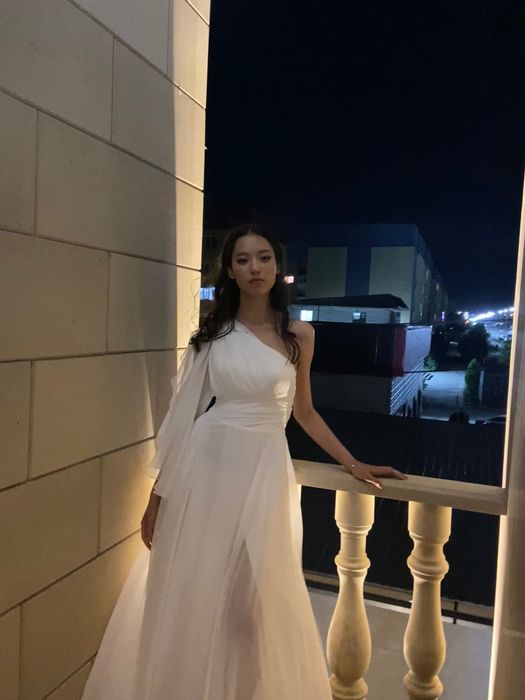 Вечернее платье с открытым плечом