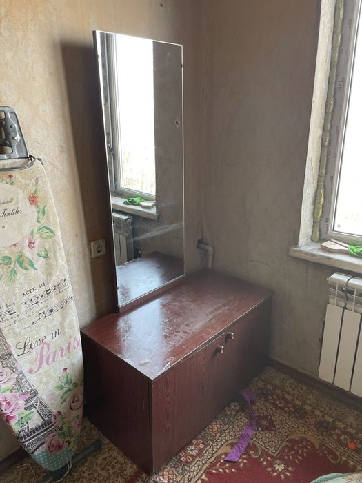 Мебель бесплатно (стол, трюмо)