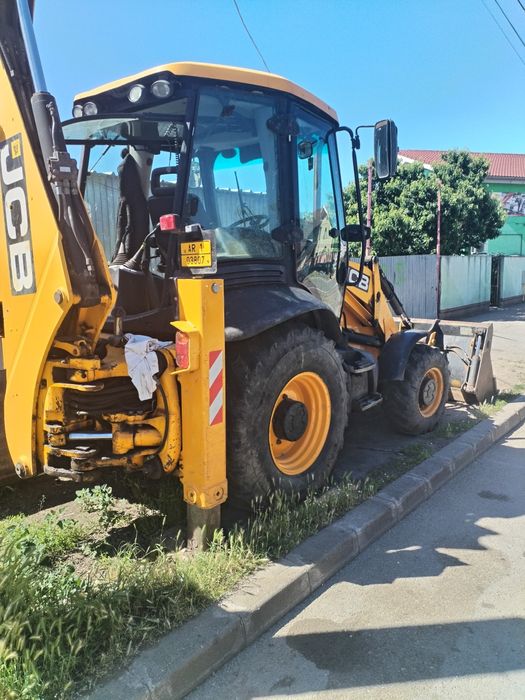 Vind buldoexcavator jkb din 2012   acte la zi  se poate  proba  in arad