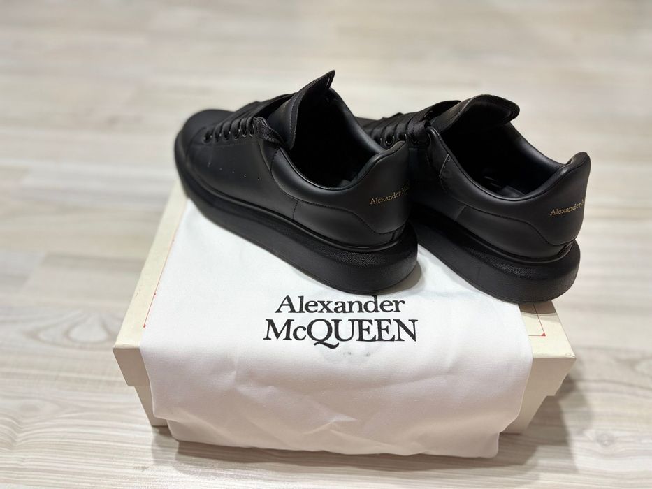Vand adidasi Alexander McQueen!