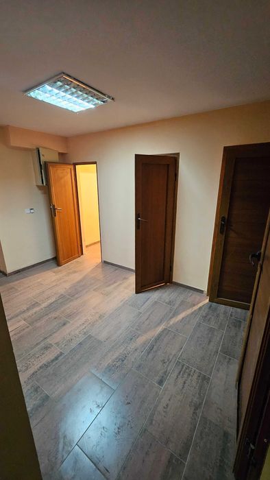 Дава се под наем Офис в Добрич, Център - 121 кв.м за 612 € - Снимка #8