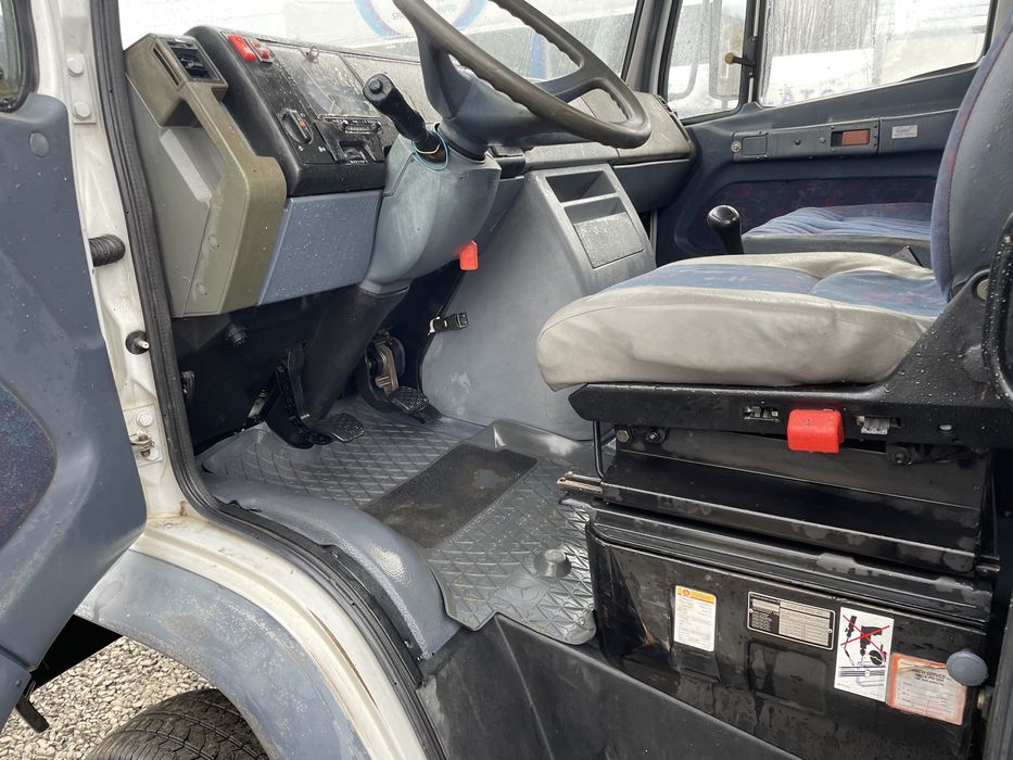 Vând Mercedes vario cu macara și platforma