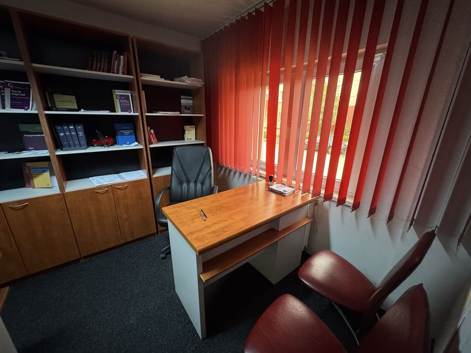 Vand mobilier complet pentru birou compus din birouri, biblioteci, etc