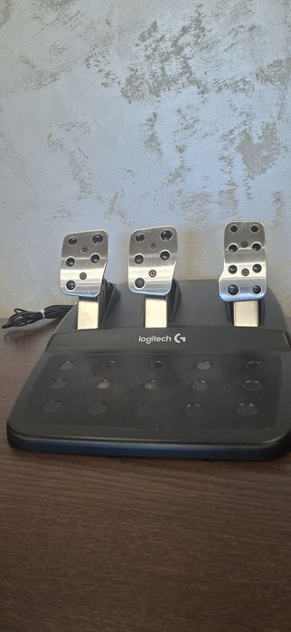 Волан Logitech G29 със скоростен лост и педали