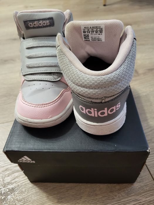 Vand ghetute fetite marca Adidas, marimea 27