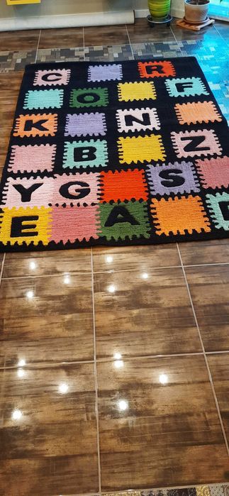 Вълнен килим за детска стая 2,40 х 1,70 м отлично състояние