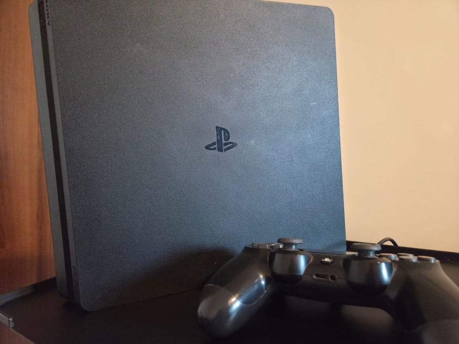 PS4, cu toate componentele necesare  pentru  joc