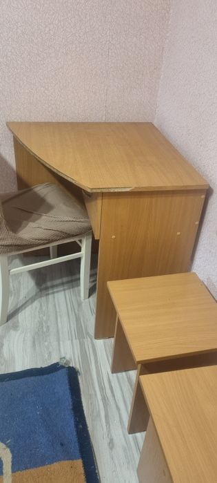 Стол и 2 табуретки
