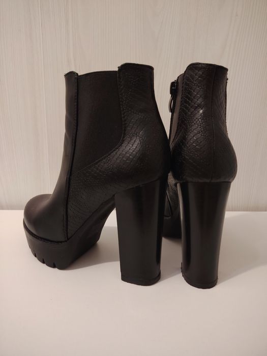 Botine negre cu toc gros și platforma