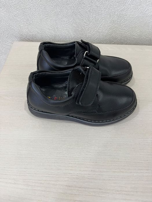 Продам туфли для мальчика 26 и 28 размера