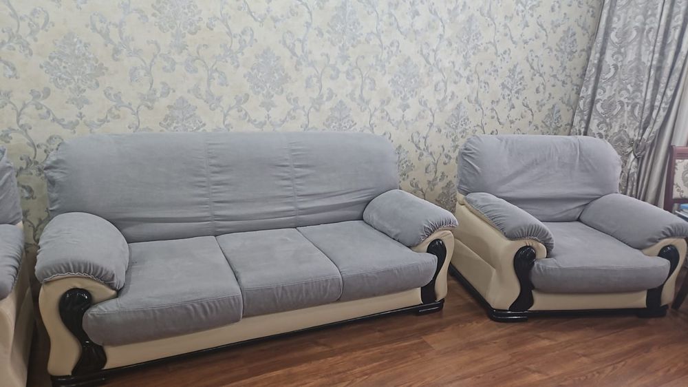 Кожаный диван белого цвета