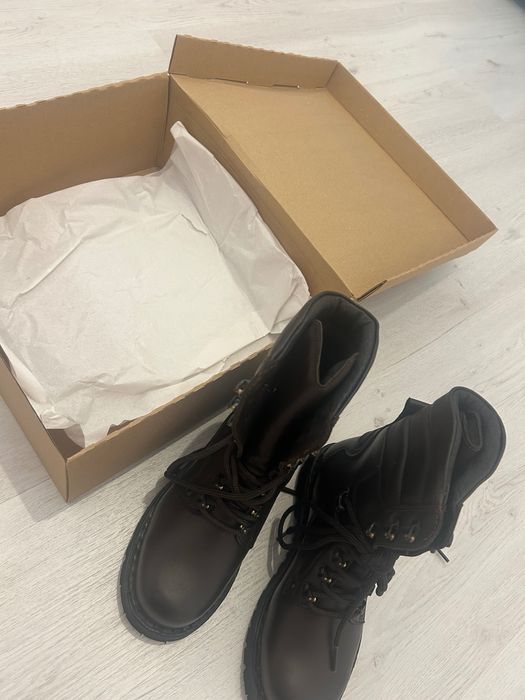 Vând bocanci militari din piele