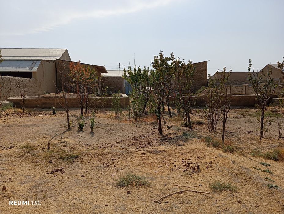 Ер участка сотилади янгиарикда мактабни оркасида хужатлари булган