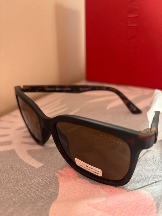 Оригинални чисто нови Tommy Hilfiger слънчеви очила