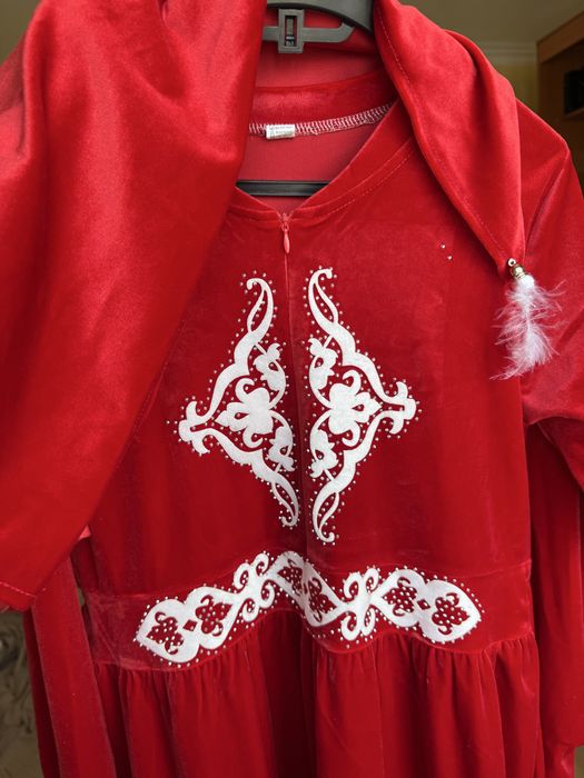 Красный халат с платком