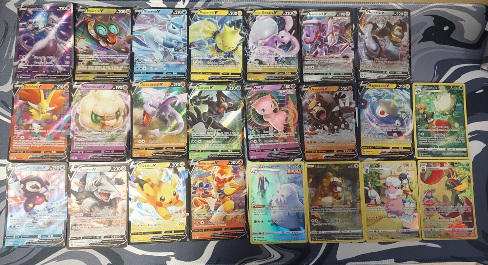 Vând Cărți Pokemon V și FullArt 30-50 de lei bucata