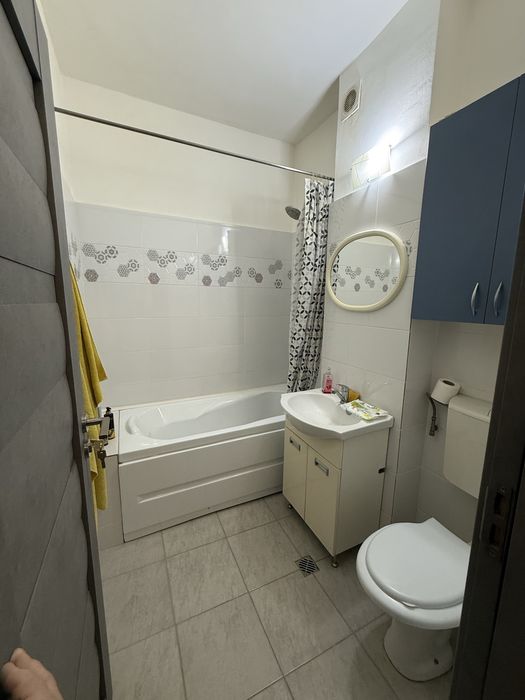 Inchiriez apartament cu 2 camere, parcare privata