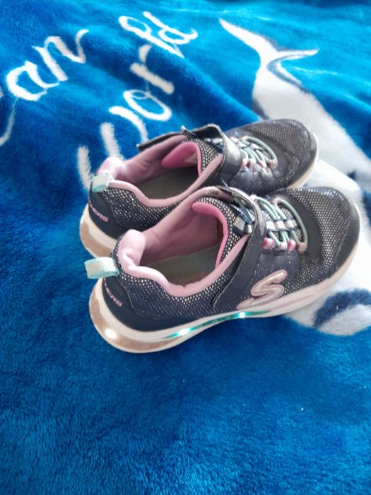 Skechers sheckers adidasi fete marime 32 pt fata Pantofi sport cu LED-