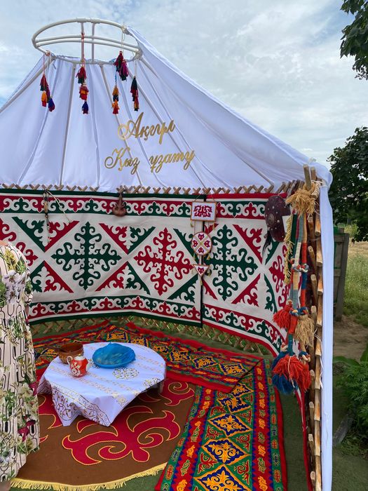 Фотозона в виде полу юрта