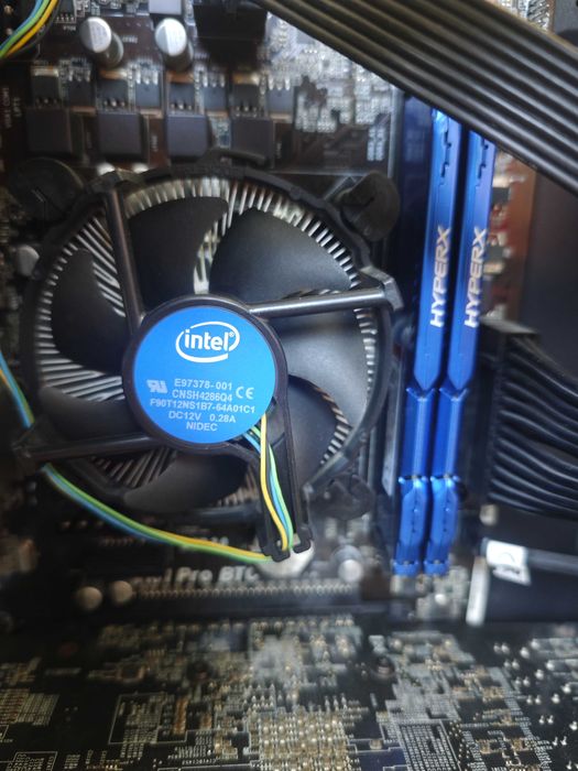 Компютър, работещ. Може и на части