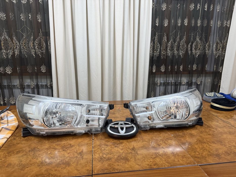 Фара Тойота хайлюкс,