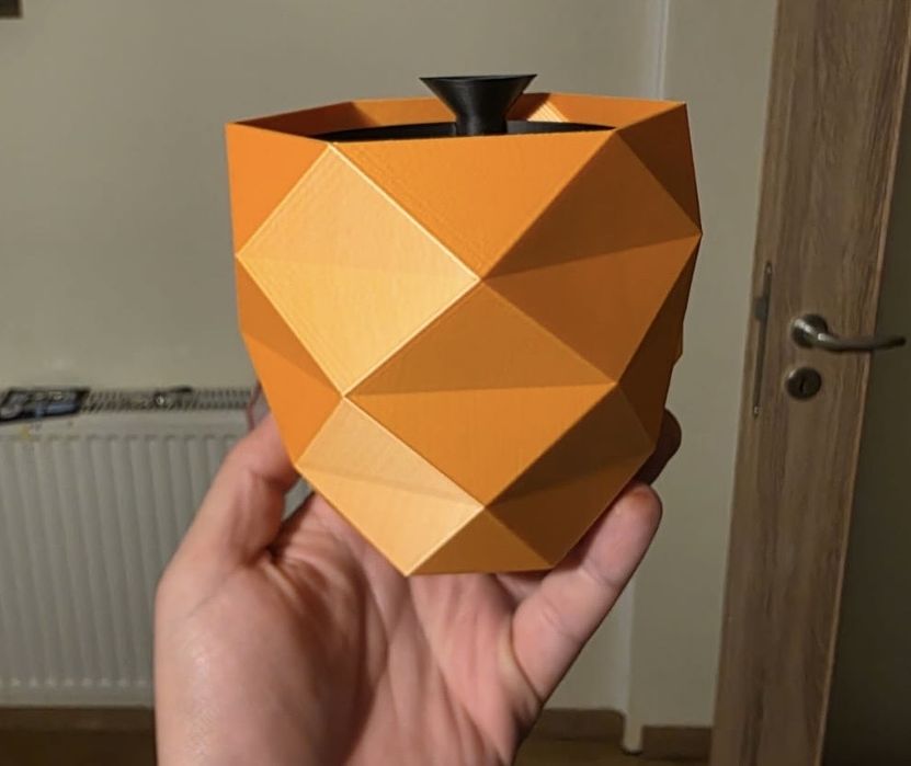 Ghiveci de perete cu masca