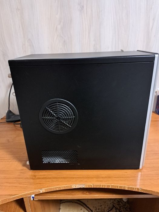 Компютър и монитор