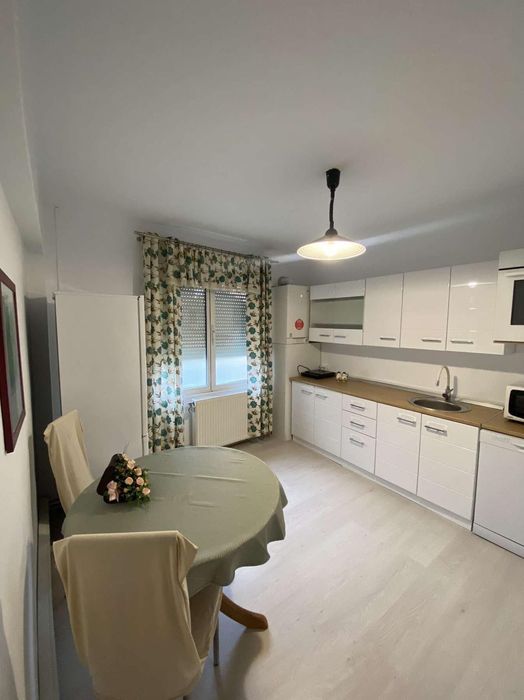 Apartament cu 3 camere de închiriat