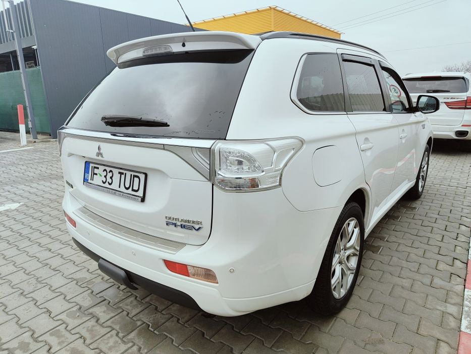 Mitsubishi Outlander PHEV Instyle Navi 4x4 echipare de top