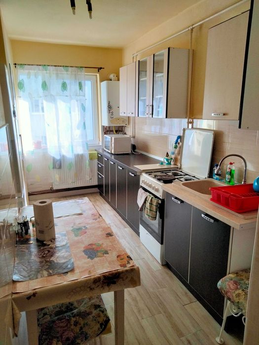 Închiriez apartament 3 camere etaj 3 zona Lama
