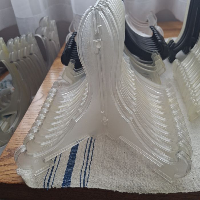 Стойки за чинии,малки картини,сувенири и др.