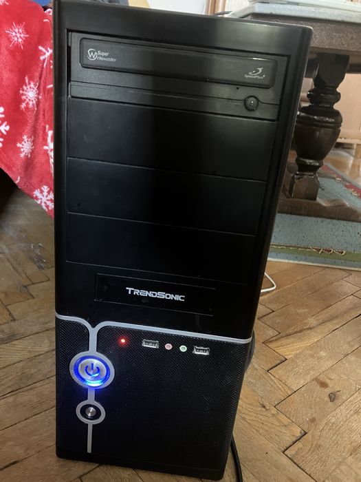 Настолен компютър с 20-инчов монитор