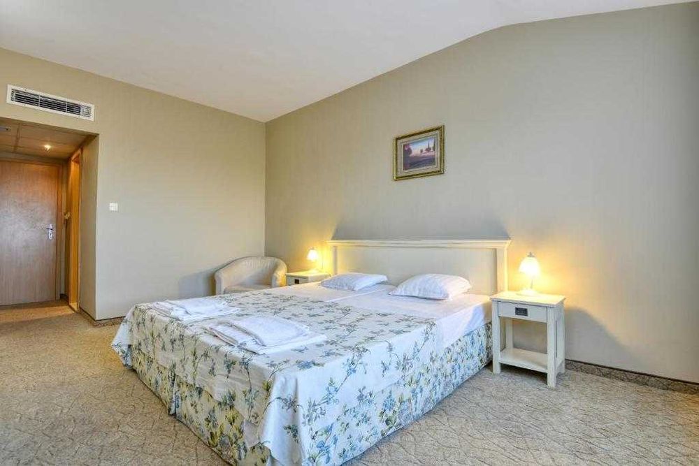 Дава се под наем Хотел в Варна, Бриз - 18 кв.м за 357 € - Снимка #1