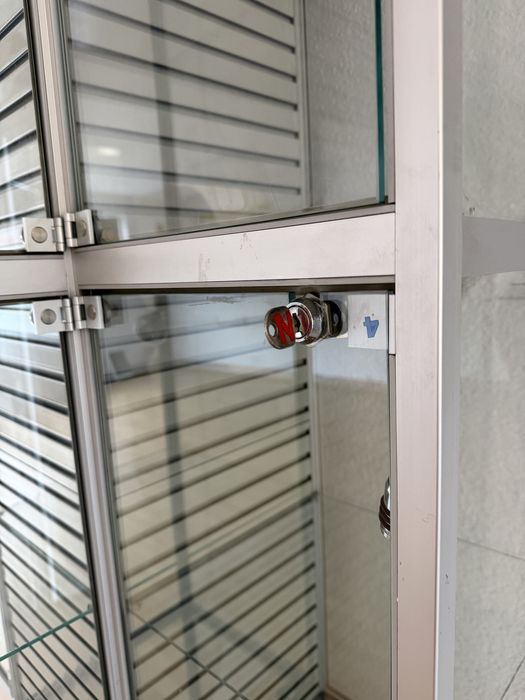 Raft prezentare sticla, sertare cu cheie