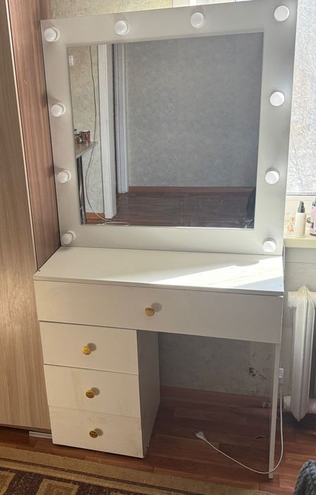 Косметический столик