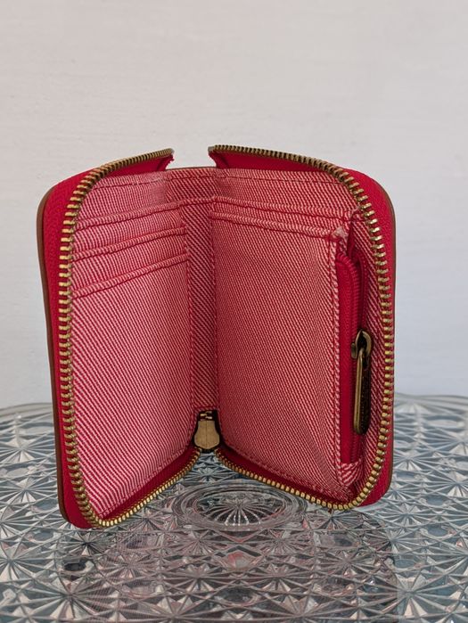 Малко червено партмоне с цветя