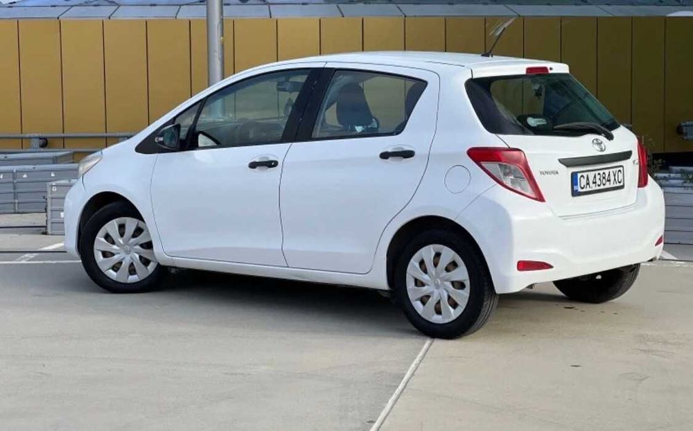 Кола под наем София – Toyota Yaris 2014 – Бензин – Ръчни скорости