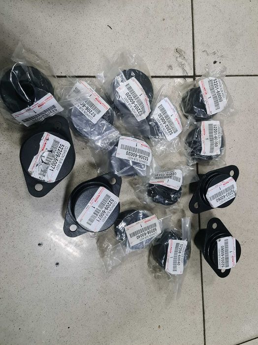 Подушки кузова и рамы на Toyota Land Cruiser 100GX в оригинале.