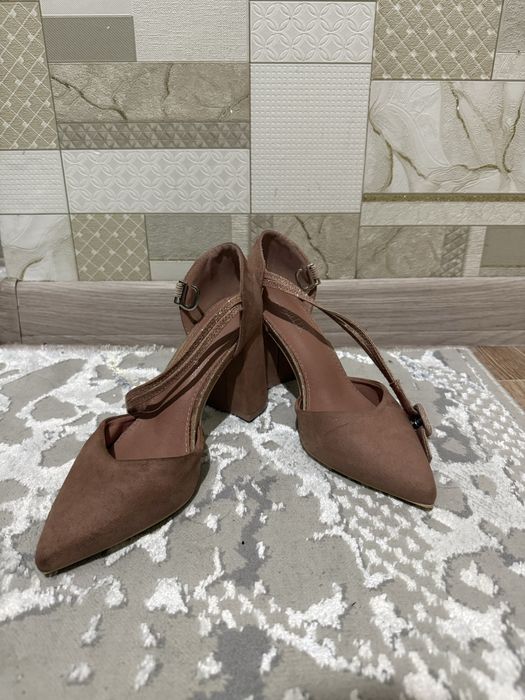 Продам велюровые туфли