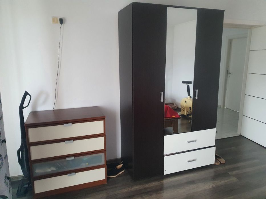 Vind dulap mare de haine și comodă