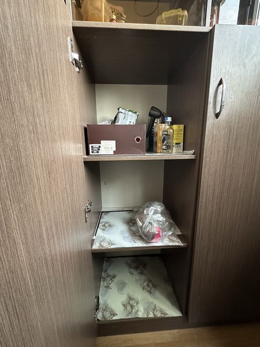 Продано шкаф с дверцами
